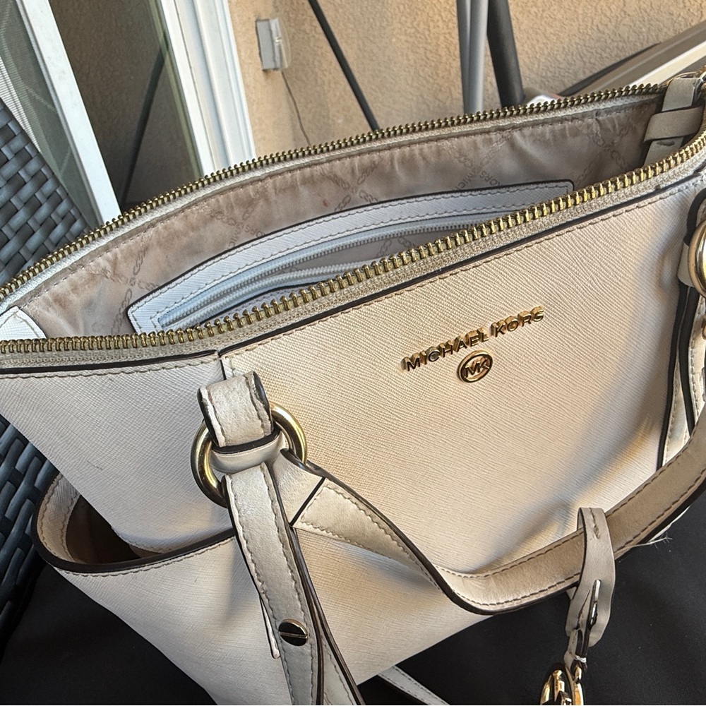 Michael Kors Cream Shoulder Bag - Picture 2 of 7